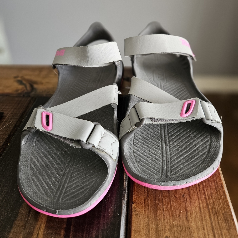 TEVA pink and gray size 6